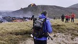 冰岛：大量游客不顾危险，聚集在喷发火山附近围观拍照