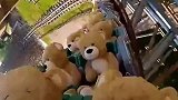 荷兰游乐场惊现泰迪熊，泰迪熊成了游客全程高能