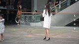 穿着高跟鞋，是选择连衣裙还是短裙，搭配得当，都是那么漂亮
