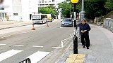 儿子赶发烧老妈去乞讨，警察束手无策，结果报应来得太快