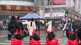 家有四胞胎女儿，爸爸每次带四胞胎女儿逛街路人都是这种目光