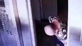 男子为图方便挡住电梯门，没想到差点酿成大祸