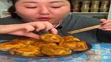 肉饼金黄酥脆，色香诱人，胖大姐上手就猛吃，真是太过瘾了
