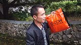 天凉了小辉给建鹏送衣服，让他冬天不在寒泠，穿上变成精神小伙了