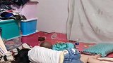 妈妈太累了，儿子就依偎在妈妈身旁睡下，真温馨！