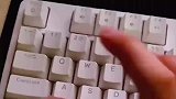 男子测试键盘，不料键盘发出了鸡叫