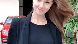 小姐姐把头绳一摘，金发松动，美如画报！