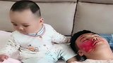 趁爸爸睡着，小祖宗终于下手了，接下来一幕，不愧是亲生的！