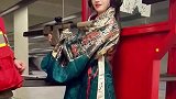 中国小姐姐穿汉服，在国外参加枪牌考试