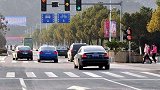 为什么很多人等红灯时一直踩刹车？老司机：为了安全！