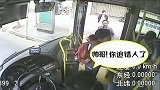 爆新鲜-20170530-昆明公交司机一声吼小偷乖乖交出手机