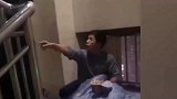 男子为陪护在医院楼梯间睡觉，遭到保安驱赶，一番对话令人心酸！