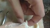 老婆给我用面粉做的小鞋子馒头，成品十分精致，我都不舍得吃了！