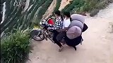 悬崖边上骑摩托，差一点掉下去