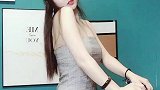 超短裙魅力唤醒出美女的时尚，而且完美展现出女神的魅力身材