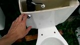 男子楼上住户每晚冲几十次马桶，于是偷偷报警，开门后十分心疼
