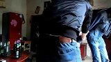 爆笑广西老表：帮老表点烟手发抖点不着，霸道的他还发脾气起来