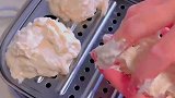 后来我们在妈妈看不到的地方，学妈妈做起馒头