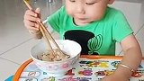 筷子大口吃饺子，两岁的宝宝
