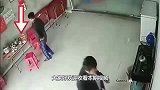 男子到朋友家做客，妻子热情招待，监控拍下无语画面！
