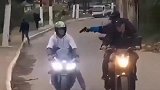 巴西街头光天化日抢劫摩托车