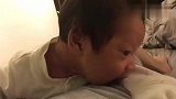 可爱小宝宝趴在妈妈身上张着嘴到处找奶喝,亲爱的你是有多饿啊！