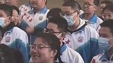 教室里全班合唱，两个同学激情高歌