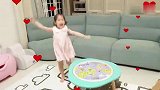 小萝莉和妈妈玩拼装游戏还去逛超市