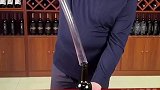 这是我见过最正宗的醒酒，网友：大哥一看就是讲究人，背后的酒柜不简单