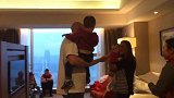 善良的外国夫妇，带着4个孩子来中国再收养多2个，大爱啊！