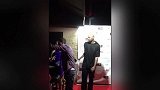 篮球-17年-太丢人！奥多姆携2女子逛脱衣舞夜店因插队被轰走-新闻