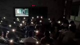 学生们在教室里关灯一起歌唱