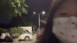 几名女孩街上拍视频，身后骑车大爷转身就走
