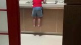 勤快宝宝在厨房，身体悬空架在水池上帮妈妈洗碗