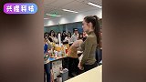 吉娜为何一直大浓妆当看到她的素颜照后，网友：羡慕郎朗！