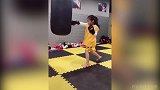 拳击也要从娃娃抓起！这小姑娘打得有模有样
