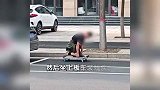 网友路上偶遇职业乞讨，拍下上岗全过程，看到一旁的奔驰网友绷不住了