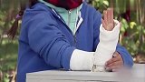 街头整蛊现在熊孩子真会玩,当场掰断胳膊,金发美女被吓傻了