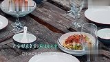 论干饭我只服张含韵，众人都在夸万茜，她却只在乎手上拎的特产！