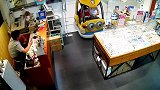 女士骑玩具车撞到眼镜店，而老板做法让人佩服