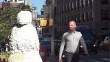 街头雪人恶搞，假扮成雪人恶搞路人，美女被吓惨了