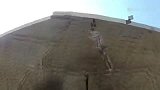 极限-14年-印度也有蜘蛛侠！5秒徒手爬上高墙倒挂屋檐喂猴子-新闻