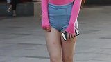 北京街拍：小姐姐粉色打底衫搭配超短裤彰显优美身材