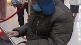 八旬老人商场内弹钢琴，老伴站一旁陪伴