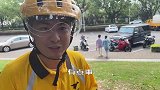 小伙外卖迟到，外卖小哥骑20万机车！
