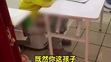 男孩写作业屡上厕所，妈妈无奈将书桌拉到马桶前