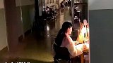 男生带女友看考研学子楼道复习，视觉和精神上的双重冲击
