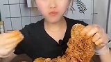 吃货萱萱开饭了，驴板肠拿着咔咔就造，吞咽的速度太拼了，好实诚