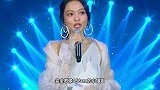 张韶涵真是小个子女生穿搭楷模，焦糖色外套配喇叭裤，显瘦又显高