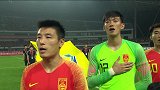 国足众将赛前高唱国歌气势十足 张琳芃内着长袖很抢眼